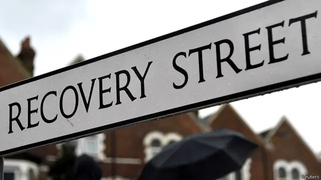 لافتة مكتوب عليها بالانجليزية "شارع التعافي"