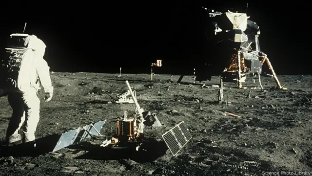 Una edición incluyó que las teorías de conspiración de la llegada a la Luna fueron promovidas por Cuba.