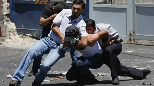 وقعت مواجهات عنيفة في الضفة بين القوات الإسرائيلية ومحتجين فلسطينيين