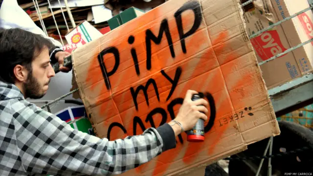 Movimento de grafite Pimp My Carroça completa dois anos na tentativa de tirar coletores de lixo da 'invisibilidade'.