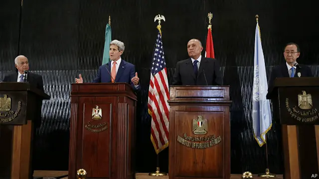 El secretario general de la Liga Árabe, Nabil al-Araby, John Kerry, el canciller egipcio Sameh Shukri y el secretario general de la ONU, Ban Ki-moon, en El Cairo