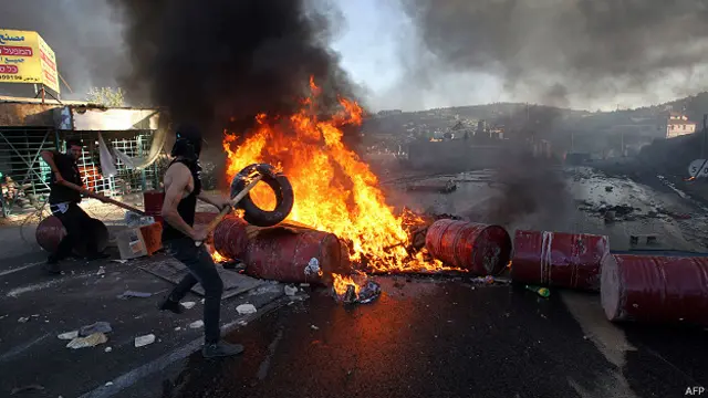 Palestinos bloquean carretera en Cisjordania que comunica asentamientos judíos