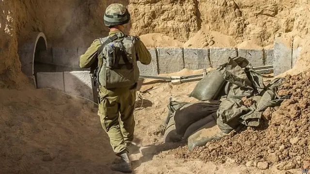 Soldado israelí en la entrada de un túnel