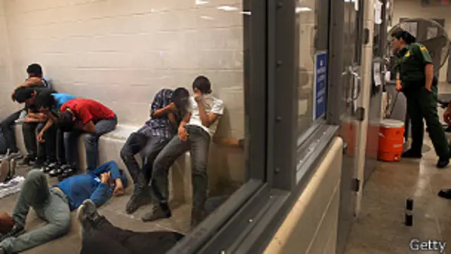 Inmigrantes capturados por la patrulla fronteriza en McAllen, Tejas.