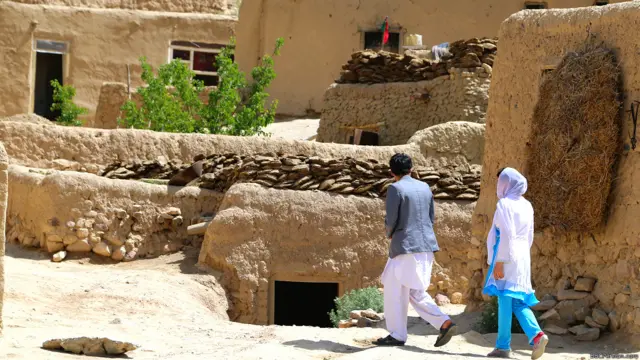 مسئولان محلی می‌گویند امنیت علی و زکیه را تامین می‌کنند، اما این دلدادگان خود می‌گویند از دست دولت هم کار چندانی ساخته نیست.