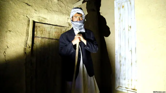 بسم‌الله و دو برادر و پدر شصت و پنج ساله علی شبها به نوبت کشیک می‌دهند تا به دلدادگانی که تهدید به مرگ شده‌اند، آسیبی نرسد.