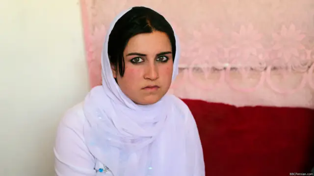 محمد زمان، پدر زکیه، تاجیک و مخالف ازدواج دخترش با علی از قوم هزاره است. هرچند زکیه حالا به آرزویش رسیده اما نگران است. می‌گوید هرگاه دست پدرش برسد او همسرش را از بین خواهد برد.