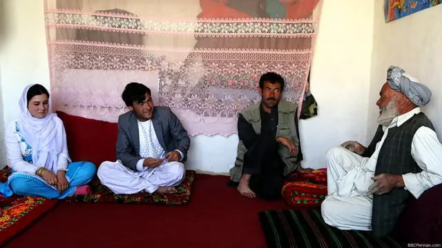 در آغاز خانواده علی هم مخالف عشق علی و زکیه بود. دو باری که زکیه خلاف رسم معمول به خانه علی آمد، پدر علی او را بازگرداند. علی را هم برادرانش زدند.