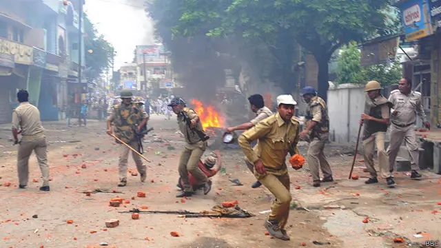 اس فرقہ وارانہ تصادم میں کئی لوگ شدید طور پر زخمی ہوئے ہیں