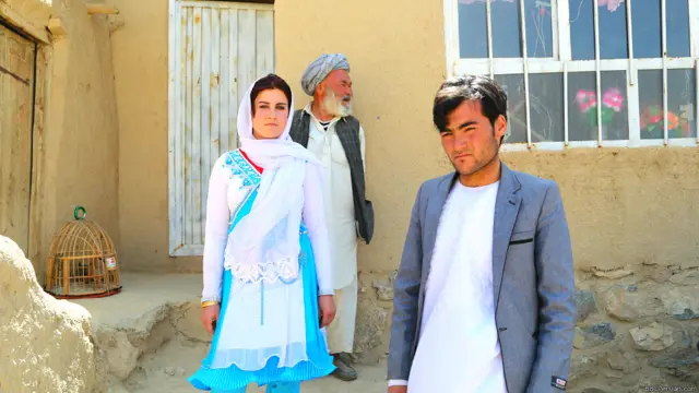 این دو دلباخته آزادی خود را در سایه این تهدیدها از دست داده‌اند. علی نمی‌تواند در کارها سهم چندانی بگیرد. زکیه در کارهای خانه تا حدی مشارکت می کند.