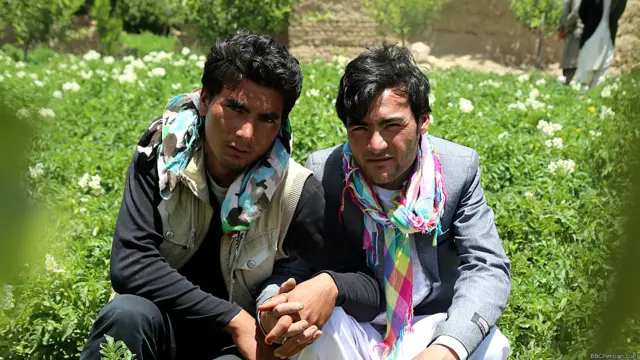 دوستان علی هم در مشکلات او شریکند. این دوست علی از خویشاوندان پدر زکیه است. او می‌گوید که نزدیکان پدر زکیه او را هم به دلیل ارتباط با علی یک بار زدند.