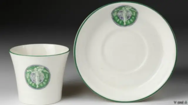 الحركة المطالبة بحق المرأة الانتخابي طبعت شعارها على أواني خزفية