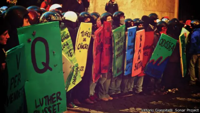 واجه محتجون من طلاب إيطاليين الشرطة بدروع على هيئة أغلفة كتب