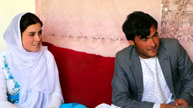 علی و زکیه دلدادگان معروف بامیانی یک سال جنجال در دفاتر دولتی و ماهها فرار در کوهها را پشت سر گذاشته و حالا به ولایت خود بازگشته‌اند.