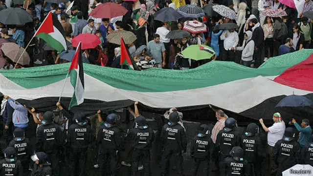 أبدى المئات تأييدهم للفلسطينيين