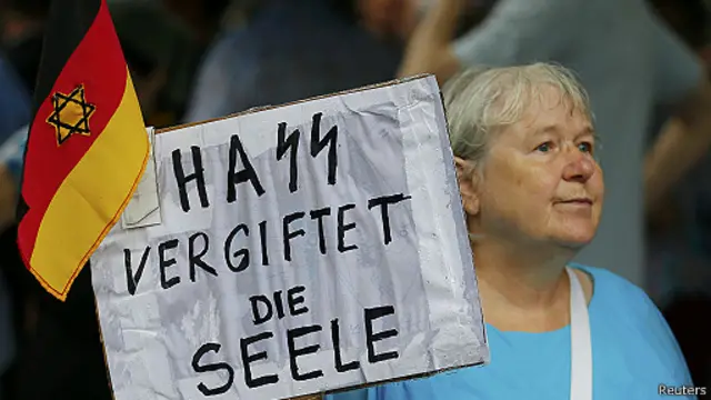 متظاهرة مناصرة لإسرائيل تحمل لافتة كتب عليها: "الكراهية تسمم الروح"