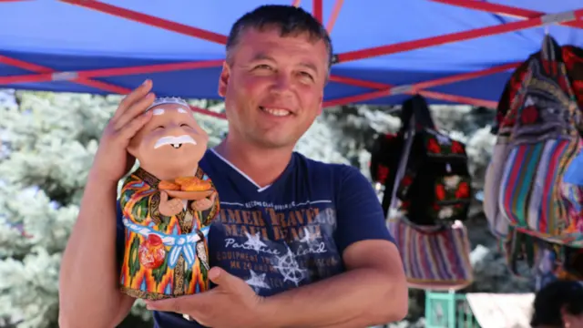 Өзбекстандык Насир жыл сайын Кыргызстанда өткөн "Оймо" фестивалына катышат. Ал өзүн "чопо чебери" деп атайт.