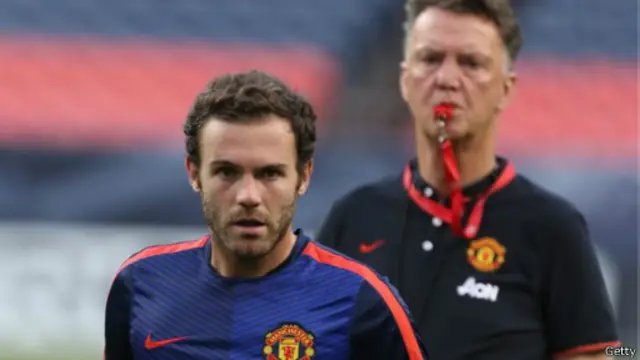 ماتا وخلفه فان غال وفي فمه صافرة