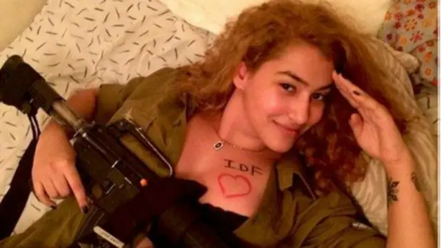 یافت دوئر جیسی اکثر خواتین جسم پر’آئ لاو آئ ڈی ایف‘ لکھے ہوئے اپنی تصاویر بھیج رہی ہیں۔