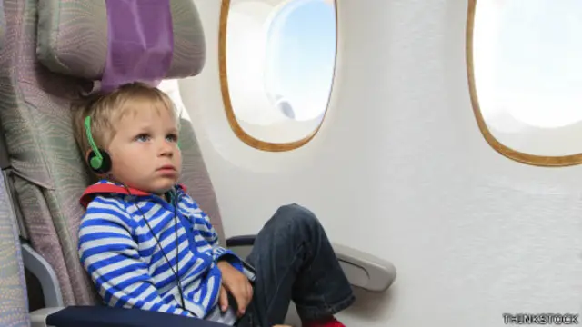 Niño en avión