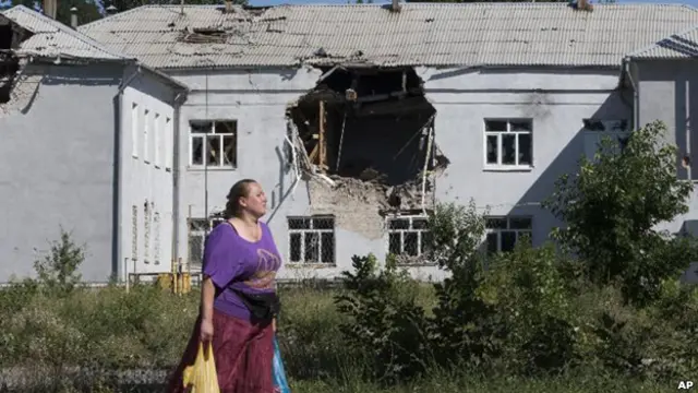 Ngôi trường bị trúng đạn súng cối ở Luhansk hồi cuối tháng 7/2014
