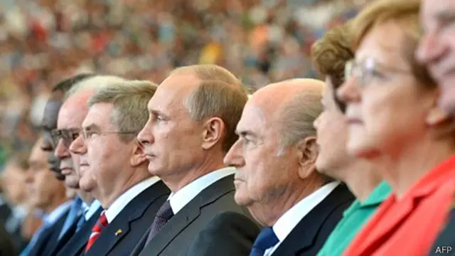Vladimir Putin, Sekjen FIFA dan pimpinan negara lainnya saat final PD 2014.