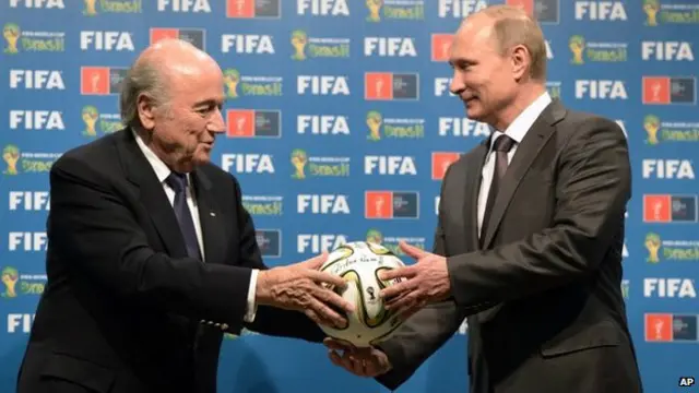 Sekjen FIFA Sepp Blatter bertemu pemimpin Rusia, Vladimir Putin saat Piala Dunia 2014 di Brasil.