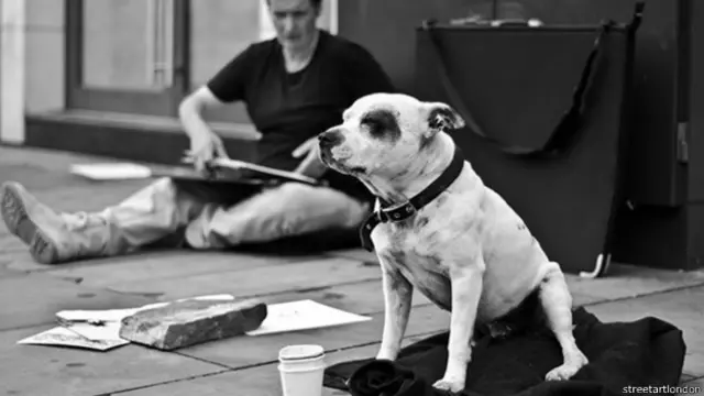 Seniman John Dolan (kiri) dan anjingnya miliknya yang bernama George.