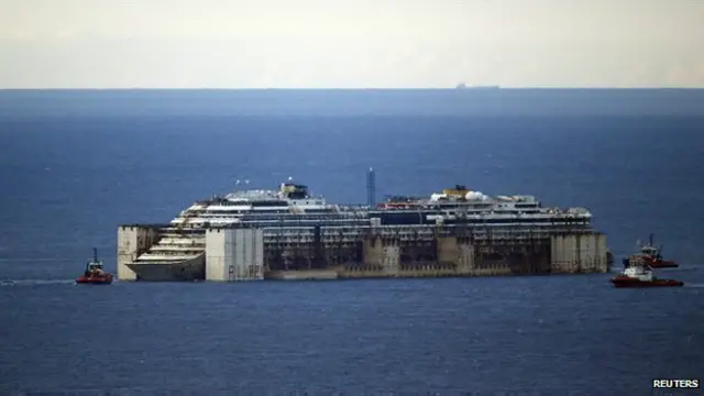 Kapal Concordia dibawah ke Genoa untuk nanti dibesi-tuakan.