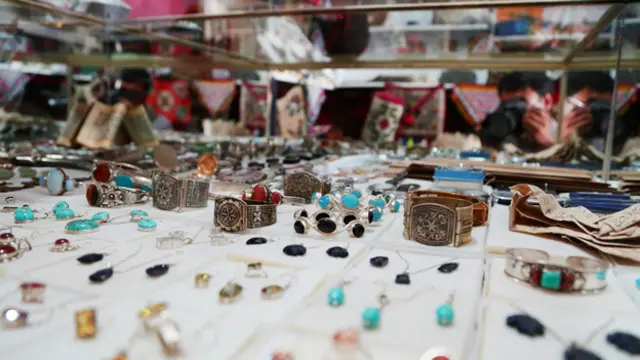 با رونق گرفتن صنعت گردشگری، کار دست اندرکاران صنایعی دستی رنگ می‌گیرد