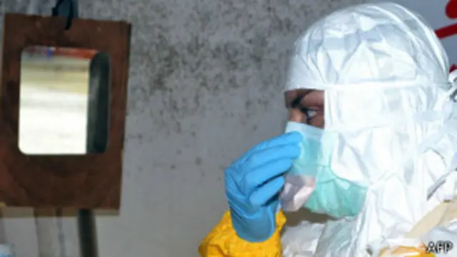 Médico tomando precauciones por el ébola