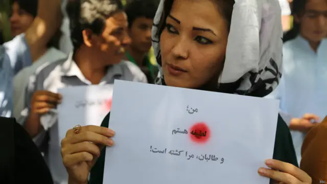 هر یک از معترضان دست نوشتی با خود داشت که در آن نام یکی از قربانیان رویدادهای اخیر نوشته شده بود.