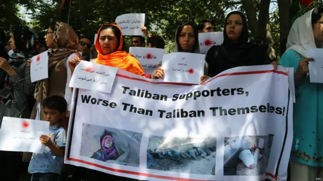 معترضان تصاویر اجساد قربانیان رویداد غور را با خود حمل می کردند. روز جمعه 3 اسد/مرداد مردان مسلح چهارده مسافر یک مینی بوس از جمله یک نو عروس و داماد را در غور کشتند.