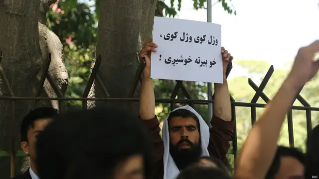 آزادی زندانیان از زندان های افغانستان هم انتقاد این معترضان را به همراه داشته است.