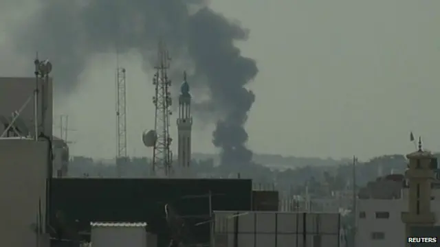 Tayangan televisi menunjukkan tampak asap mengepul di Gaza akibat serangan Israel.