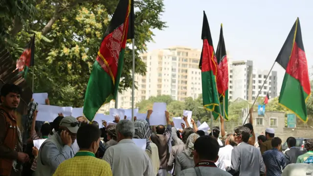 ده ها نفر از شهروندان، فعالان مدنی، روزنامه نگاران در کابل در اعتراض به کشتارهای اخیر غیرنظامیان در نقاط مختلف کشور از جمله کشتار اخیر غیرنظامیان در ولایت غور و ارگون پکتیکا به خیابان های پایتخت ریختند.