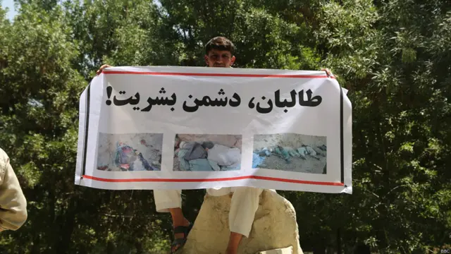 هرچند نشانی این معترضان گروه طالبان که از سیزده سال به این سو با دولت افغانستان می‌جنگند بود اما طالبان گفته اند که در کشتار غور افراد شان نقشی نداشته اند.