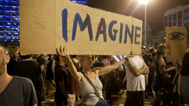 'इसराइल, तेल अवीव, वामपंथियों का ग़ज़ा हमलों के विरोध में प्रदर्शन