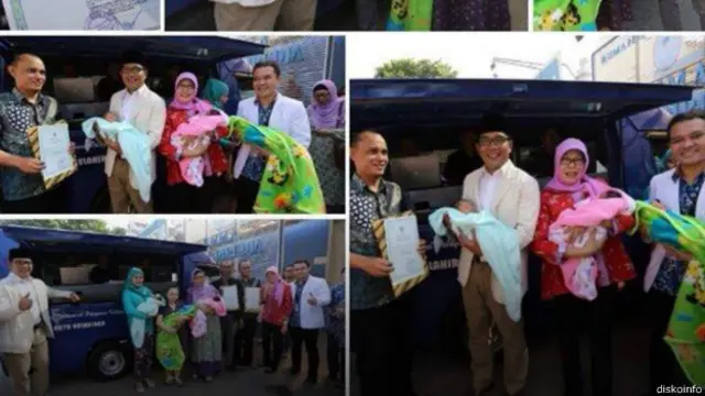 Ridwan Kamil secara simbolis menyerahkan akte kelahiran kepada warga Bandung di sebuah rumah sakit.