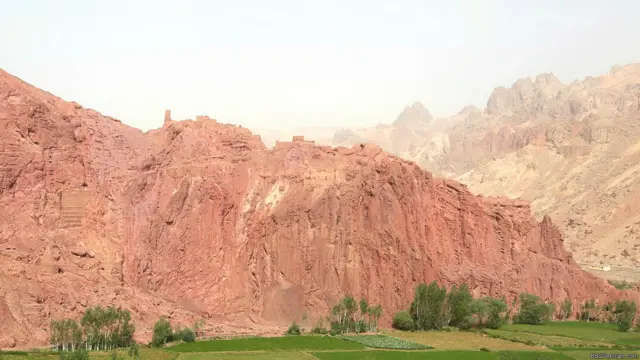 شهر ضحاک در شرق بامیان هم از محلات دیدنی بامیان است. این شهر منسوب به ضحاک افسانه ای است که در شاهنامه از آن یاد شده است.