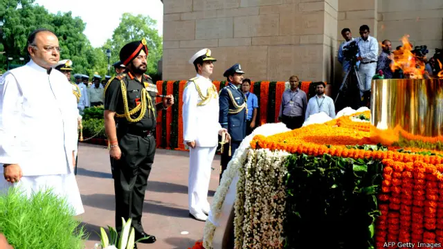 کارگل جنگ میں مرنے والوں کے ساتھ اظہار عقیدت کرتے ہوئے وزیر دفاع ارون جیٹلی کو یہاں دیکھا جا سکتا ہے