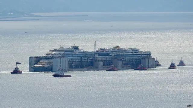 "Коста Конкордия" на буксире