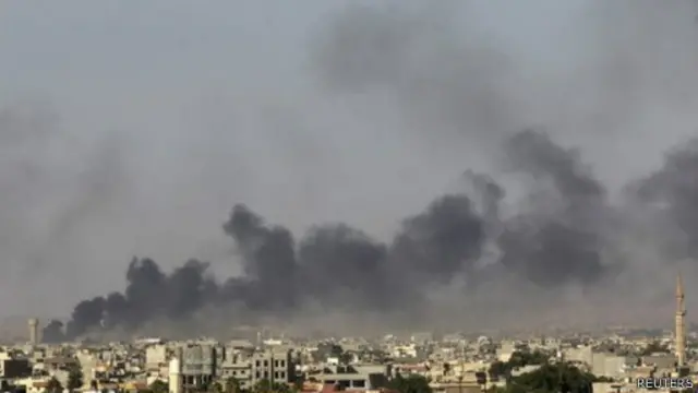 الدخان يتصاعد من مطار طرابلس