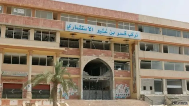 مبنى مدمر في ليبيا جراء القتال 