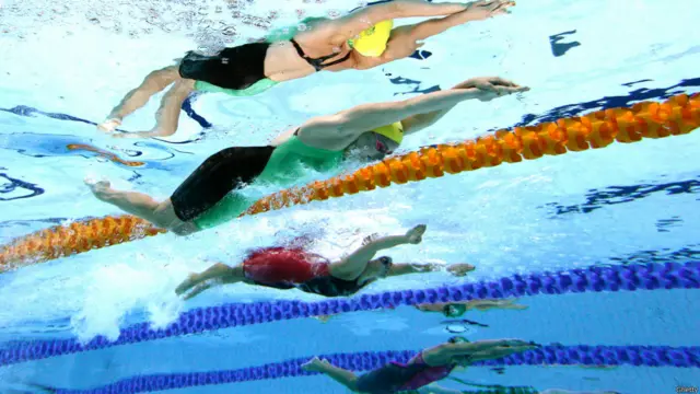 تیراکی کے ’انفرادی میڈلے‘ مقابلے میں شکرت کرنے والی خواتین مقابلے میں شامل۔ 