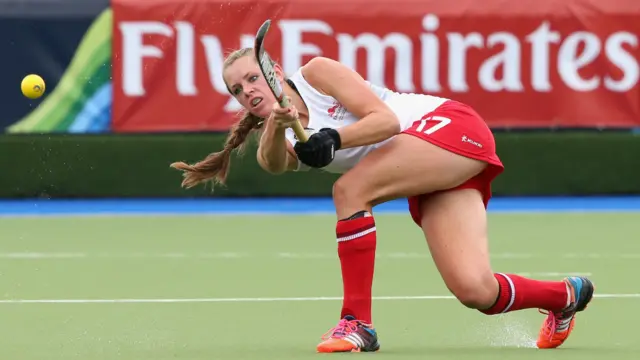 27 جولائی کو کھیلے جانے والے ہاکی میچ میں انگلینڈ کی جزیل اینسلی ملائیشیا کے خلاف شاٹ لگا رہی ہیں