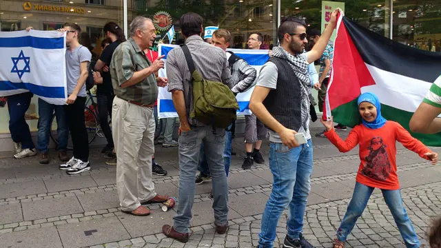 ابوالفضل این عکس را از تجمع دو گروه هواداران اسرائیل و هواداران مردم غزه در شهر کیل آلمان فرستاده است