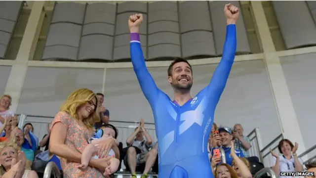 Para penonton menyambut gembira ketika lamaran itu diterima. 