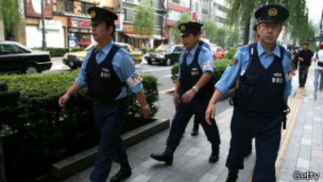 Polisi mengatakan tersangka memukul temannya dengan menggunakan logam.