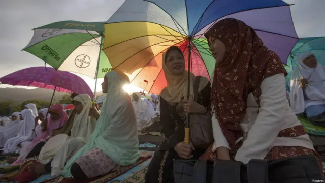 انڈونیشیا کے پرانگ کسومہ کے سمندری ساحل پر خواتین عیدالفطر کے نماز کا انتظار کر ہی ہیں۔